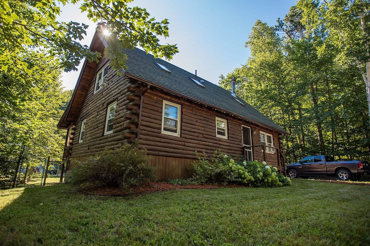 Exterior of the true log Winnipecabin